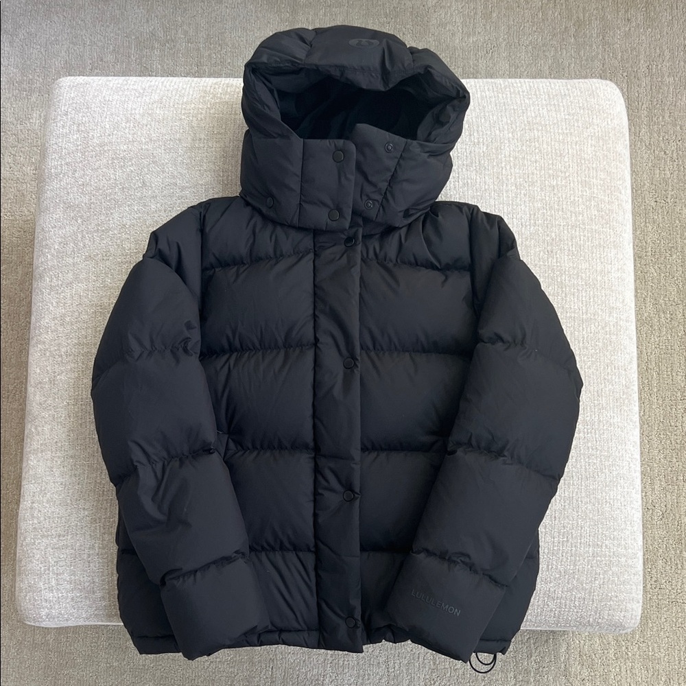 LULUEMON WUNDER PUFF HOODED DOWN JACKET - NEVER WORN - SIZE 8
DETACHABLE HOOD